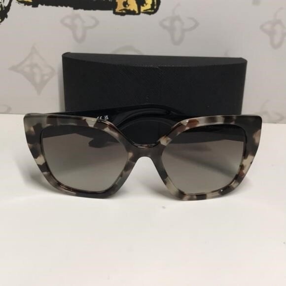 New Authentic Prada SPR 24X UAO-0A7 Women’s Sunglasses – Leopard Print - Picture 12 of 13